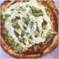 Tomaten, kaas, fijngekruid gehakt, sla en knoflooksaus