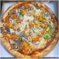 Tomaten, kaas, champignons, kipfilet, paprika, ui en oregano