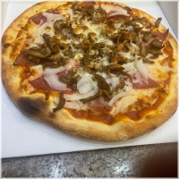 Tomaten, kaas, salami, ham, chorizo-salami, shoarmavlees, ui en oregano